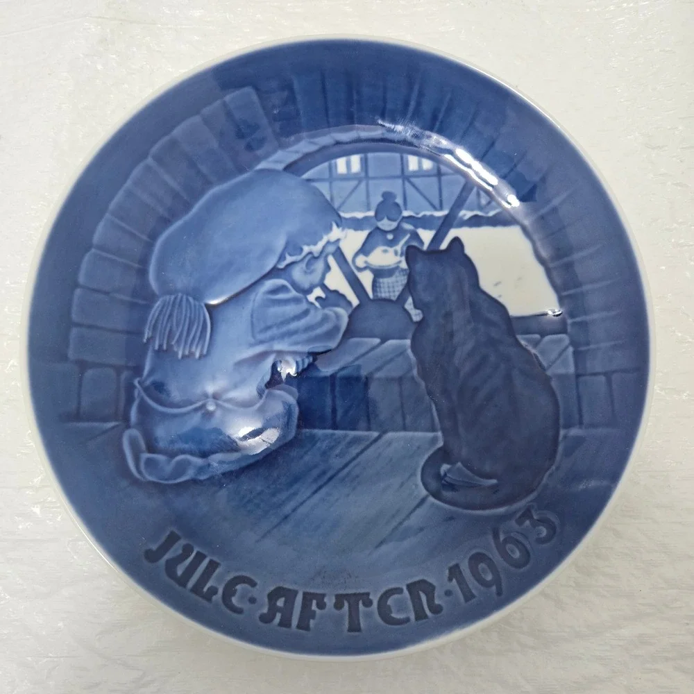 Bing & Grondahl B&G 1963 Christmas Plate Jule Aften Julegroden Danish Blue White